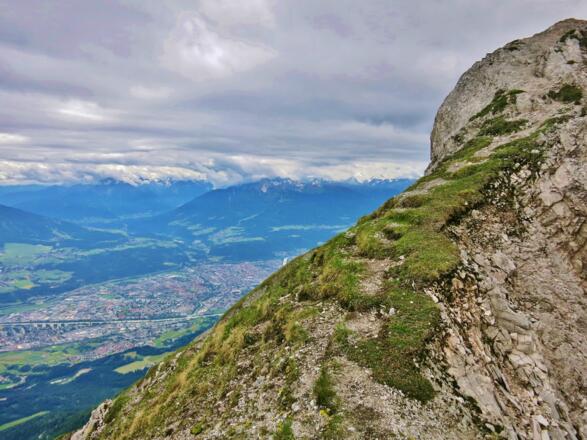 Tritte am Grat zuzr Thaurer Jochsitze, links unten: Innsbruck