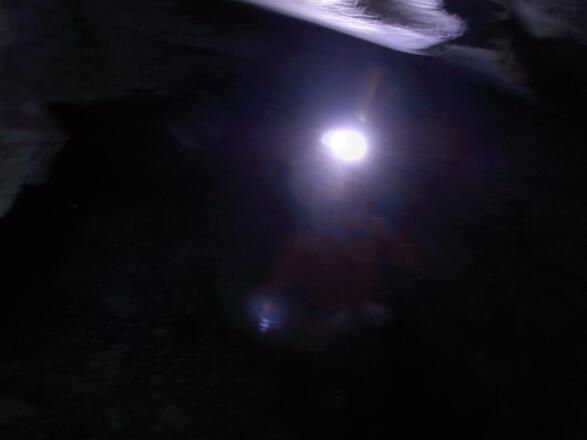 Dunkel ist es in der Höhle