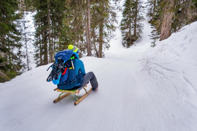 Wer nicht mehr zurück ins Tal laufen mag, kann sich auf der Lindauer Hütte einen Schlitten leihen.