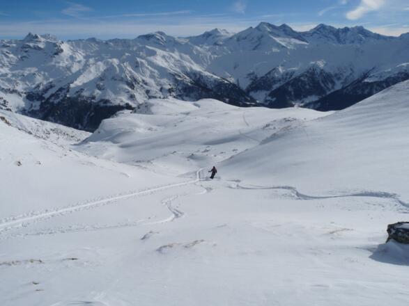 Pulverabfahrt über den Osthang vom Sattel.
