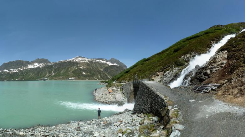 Im Silvrettastausee mit Blick zurück zur Bieler Höhe
