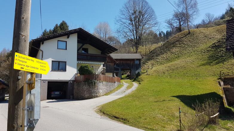 Schon nach 50 m zweigt der Weg rechts ab