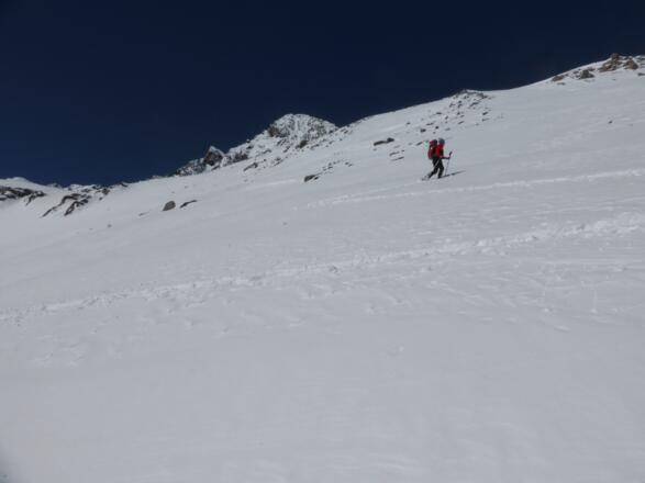 In Kurven hinauf Richtung Winnebacher Weißkogel und zum Joch.