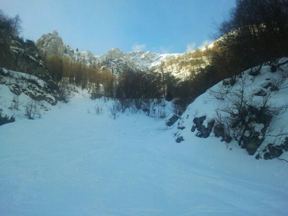 Nach der Engstelle noch etwas hinauf und dann rechts durch den Wald ins Sigistal querend.