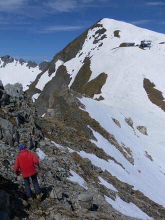 Gratquerung zum Skidepot, dahinter die Gamsleitenspitze