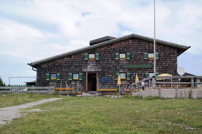 Die Christophorushütte direkt neben der Bergstation der Feuerkogel-Seilbahn.