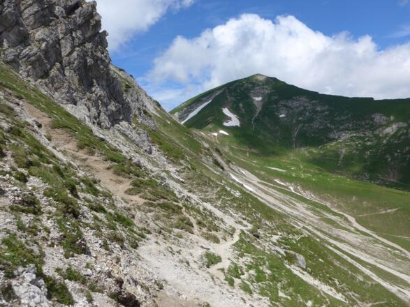 Aufstiegsspur zum Gipfel, Westliches Lachenjoch in der Mitte und hinten Rote Spitze