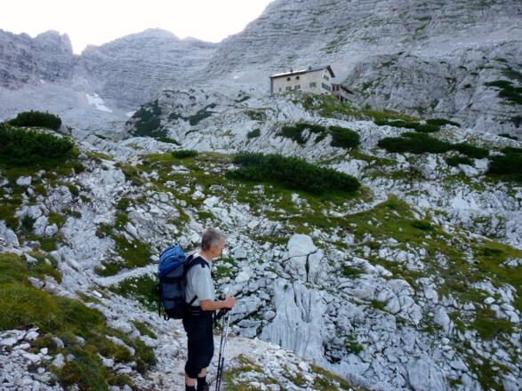 Im "Oberen Tret" wird die Hütte schon sichtbar.