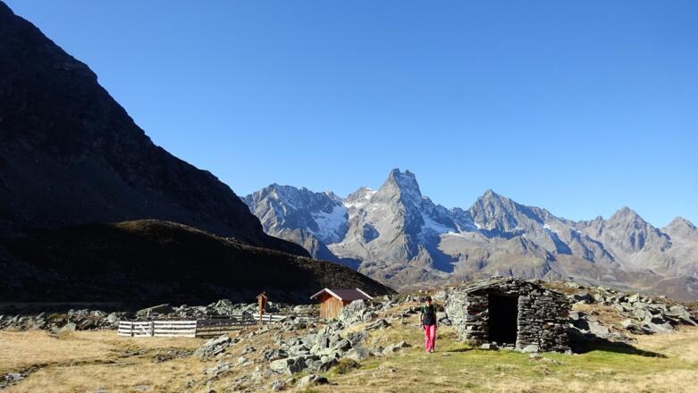... zu einem Unterstand und einer kleinen Holzhütte. Hierg gabelt sich der Weg (Wegkreuz).