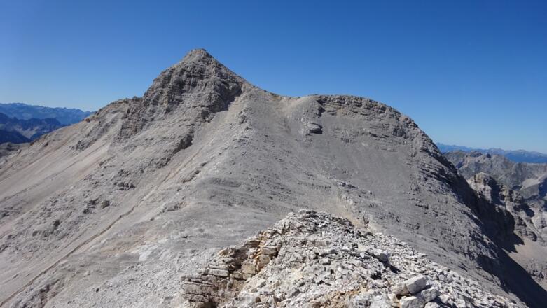 Blick zurück auf die Ostseite der Marxenkarspitze, über die der Abstieg erfolgt.