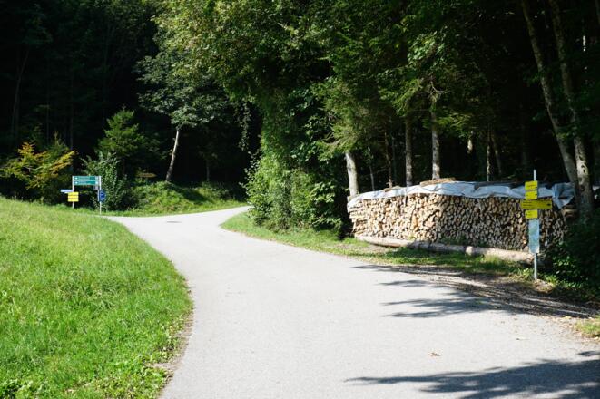 Hinauf zum Egelsee der Straße folgen