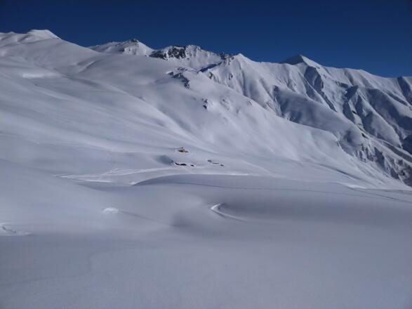 Blick auf die Fließer-Stieralphütte und die Aufstiegsspuren