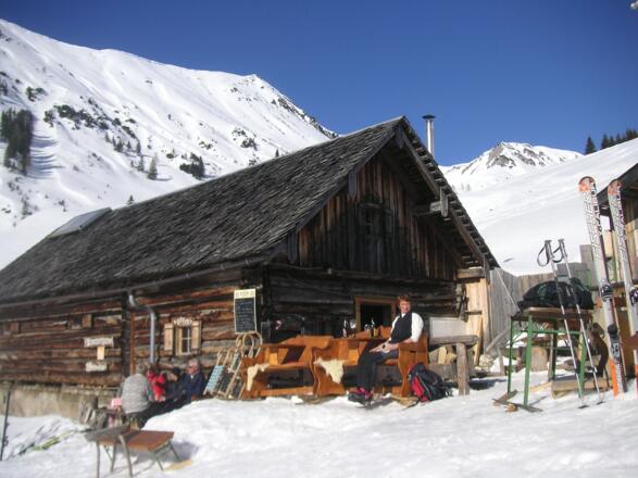 Raststelle Rinnbergalm, dahinter der Moosbergriedel