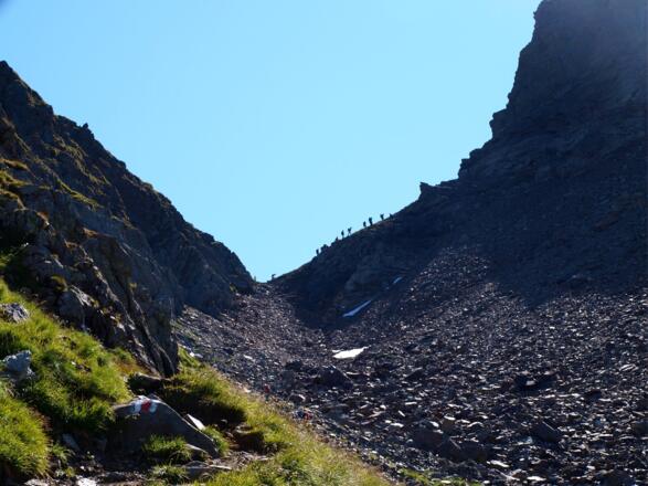 Rückblick Gollingscharte mit Wandergruppe am Grat