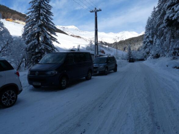 Bei der Talst. des Schleppliftes erfolgt der Aufstieg über die Wiesen zu den Grünhöfen. Parkmöglichkeiten in diesem Bereich nur dann, wenn der Skilift nicht in Betrieb ist (ansonsten Parkverbot für SkitourengeherInnen).