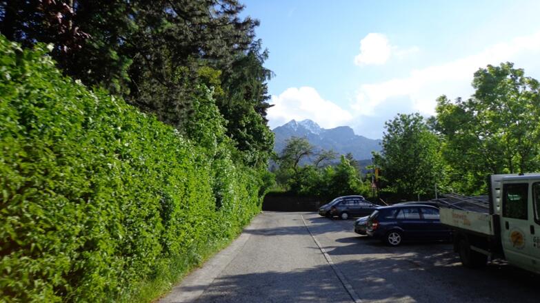 Vorn an der Kreuzung links in den Rauschgraben abbiegen.