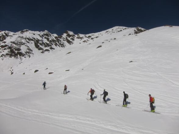 Querung in den steilen Südhang der Karlesspitze. Oben rechts ist der Gipfel bereits sichtbar.