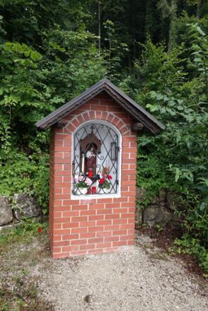 Diese kleine Kapelle befindet sich am Beginn des Regierungsrat Rudolf Markschläger Weg.