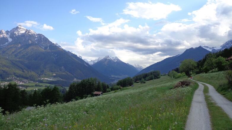 Im Vordergrund die Telferwiesen. Hinten von Links nach rechts die Serles, in Bildmitte der Habicht (In Wolken) und rechts die Schlickeralm. In Bildmitte liegt Neustift im Stubaital