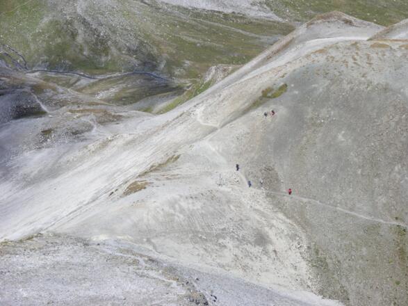 Tiefblick von der Gaisspitze auf das Muttenjoch