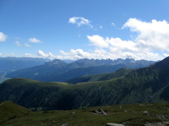 Der Blick schweift über das Rangger Köpfl hinüber zu den Kalkkögeln.