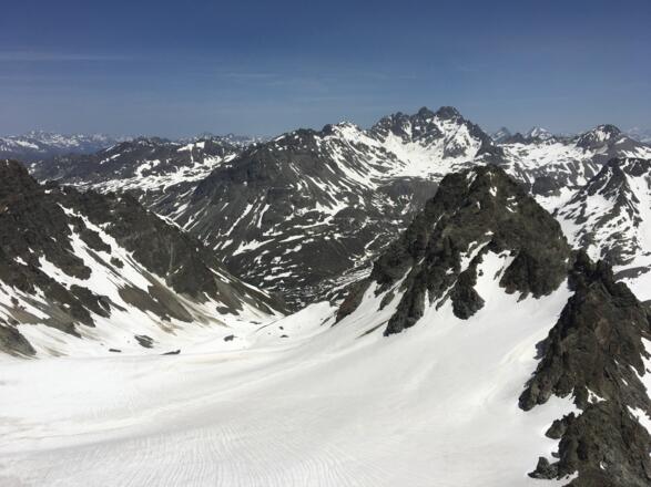Ausblick vom Gipfel ins Jamtal