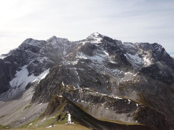 Blick beim weglosen Teil über den Felszacken zur Braunarlspitze