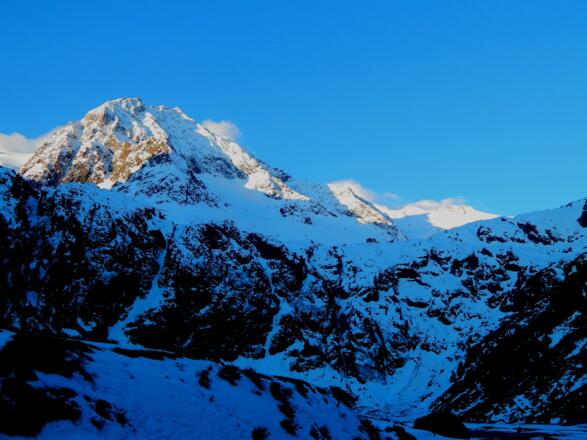 Am Boden der Sulzenaualm - Hoch oben die Sulzenauhütte