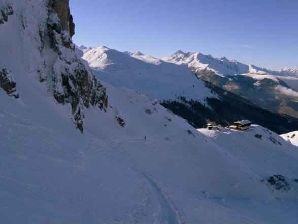 Rückblick. Unten das Birgitköpflhaus. Hinten das Rangger Köpfl mit Roßkogel. Hinter der Felswand das Schigebiet der Axamer Lizum.