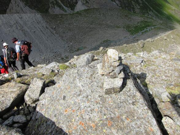 Vom Ende des Berglasferners geht es zunächst weglos durch Blockgelände bis erste Steinmännchen den Verlauf des Steiges markieren, der entlang des Moränenrückens talwärts zieht.