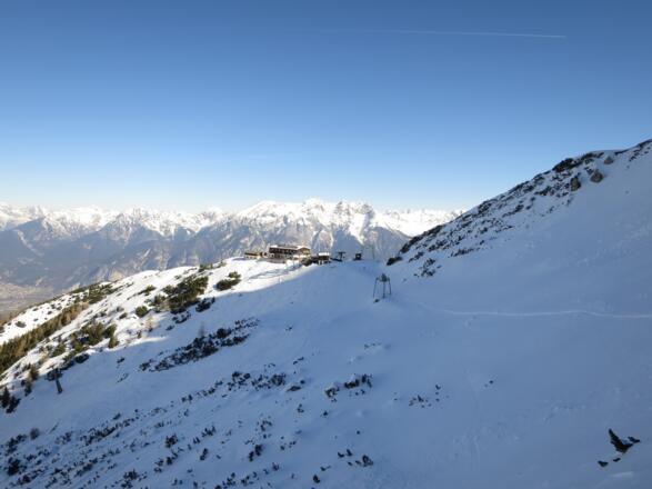 ... an der Westflanke entlang. Blick zurück zum Birgitzköplhaus.