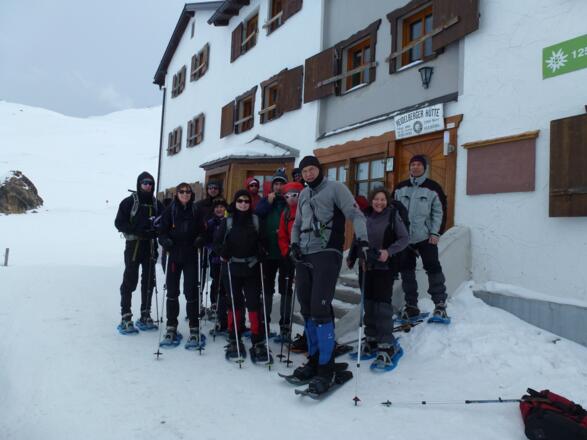 Die Witzenmann Bergsteiger und Schneeschuhwanderer Versammeln sich zum Abmarsch.