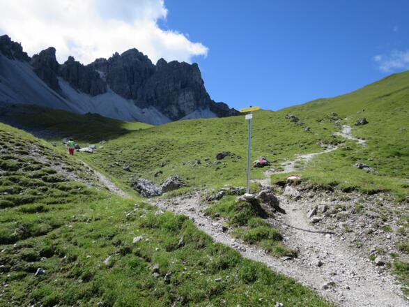 Nach nur wenigen Metern auf dem Hochtennweg zweigen wir links ab, Richtung &quot;Marchreisenspitze&quot;.