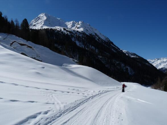 Den schattigen Abschnitt im Horlachtal haben wir überwunden und genießen die ersten Sonnenstrahlen.