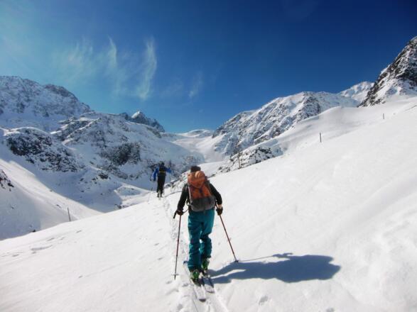Nach der ersten Steilstufe (Zwinge) wird der Blick frei in das hintere Kraspestal. Ganz hinten werden die Felsspitzen des Rotgrubenspitz (3040 m) sichtbar. Ganz links hinten der breite Gipfelgrat des Haidenspitz (2973 m).