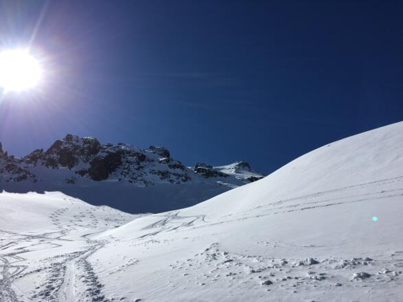 Gipfelhang mit Aufstieg rechts und Abfahrt in der linken Rinne