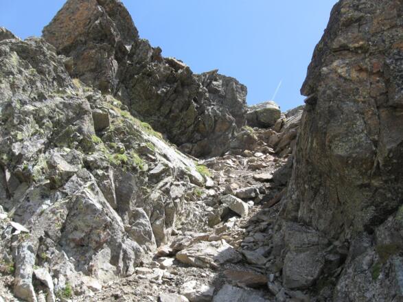 Aufstieg durch eine erdige Rinne