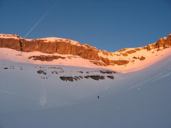 Aufstieg über die Rampe nach links aufwärts.