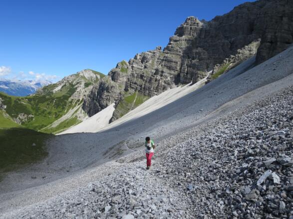 Der Aufstieg durch die Schotterreiße ist im ersten Drittel unschwierig, ...