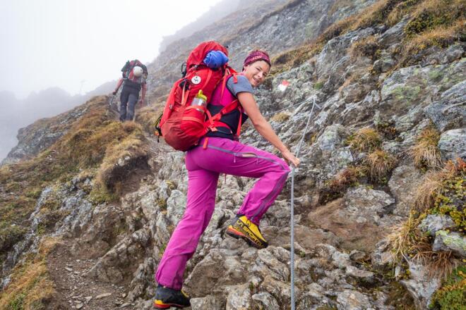 Teilweise mit Stahlseilen gesichert, geht es hinauf zum Niederl.