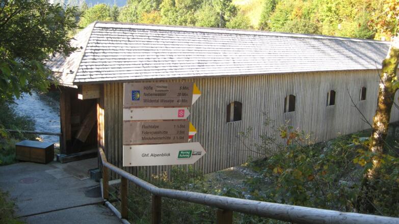 Überquerung der Breitach  beim Ortsteil Höfle - Wegweiser sind hier grafisch eingefügt