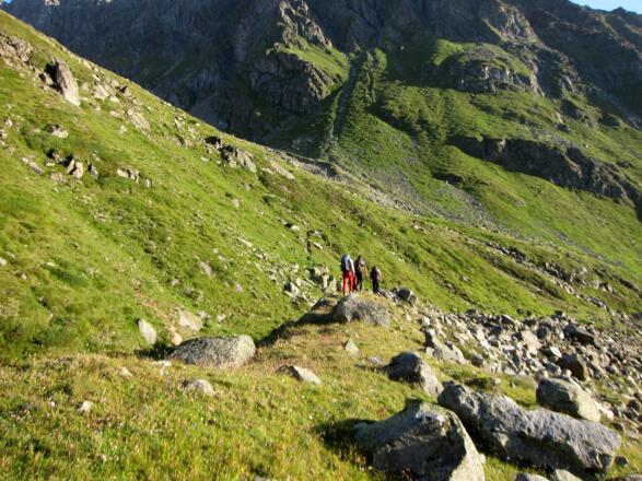 Auf ca. 2400 m erreichen wir den markanten Möränenrücken und biegen hier scharf rechts in nördlicher Richtung ab. Einem deutlich schmaleren Steig folgen wir nun Richtung Berglastal.