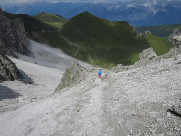 Toller Kontrast - tiefgrüne Matten am Widdersberg, hellgrauer Schotter auf der Nordseite der Malgrubenspitze..