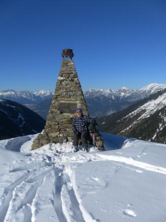 Gedenkstein am Sonntagsköpfl vor Karwendel