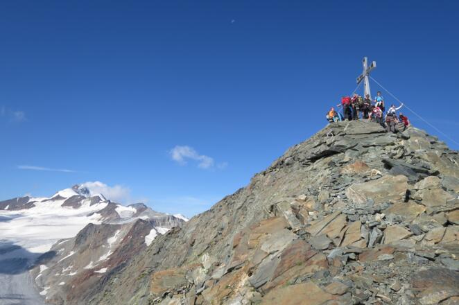 Der Gipfel links davon die Ötztaler Wiildspitze.