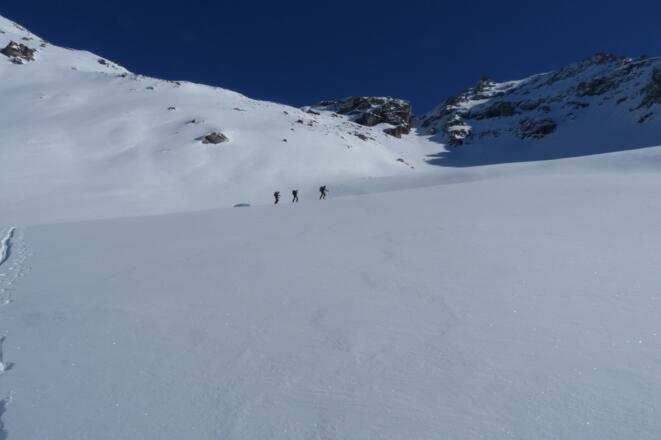 Der Anstieg führt bis knapp unter die markante Rinne, wo wir anschließend nach links hinausqueren.