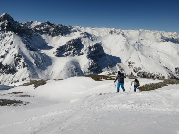 Über angenehm kupiertes Gelände ...