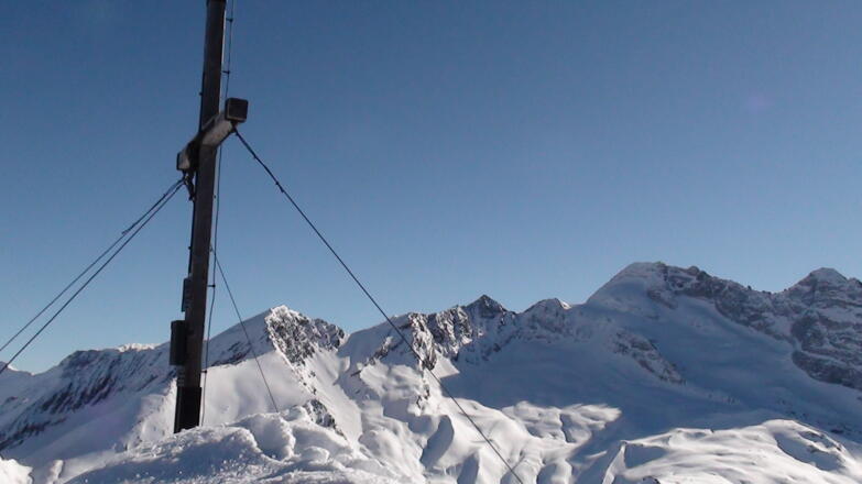 Der Gipfel, im Hintergrund Kleiner Kaserer 3093 m, Großer Kaserer 3263 m, Falscher Kaserer 3254 m, Olperer 3476m und Fußstein 3380 m