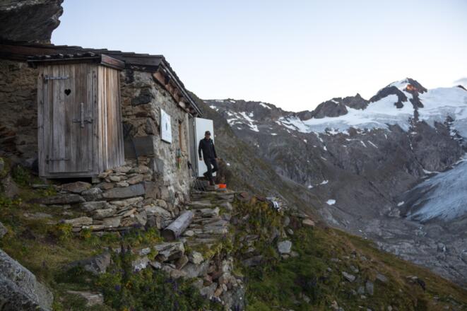 Philipp-Reuter-Biwak rechts im Hintergrund die Dreiherrenspitze