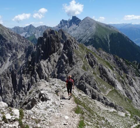 Einer der wenigen sanften Abschnitte auf dem Freiunger Höhenweg. Die Felspyramide der Kuhlochspitze ist bereits erkennbar.